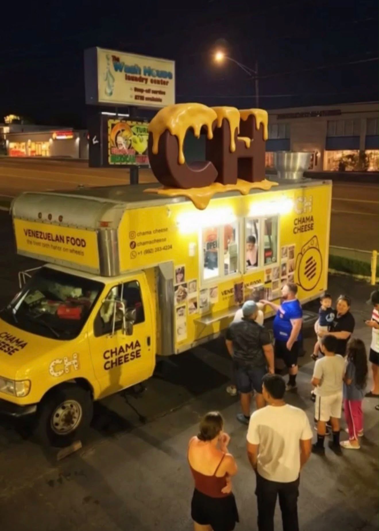 Food truck Chama Cheese de noche con clientes haciendo fila