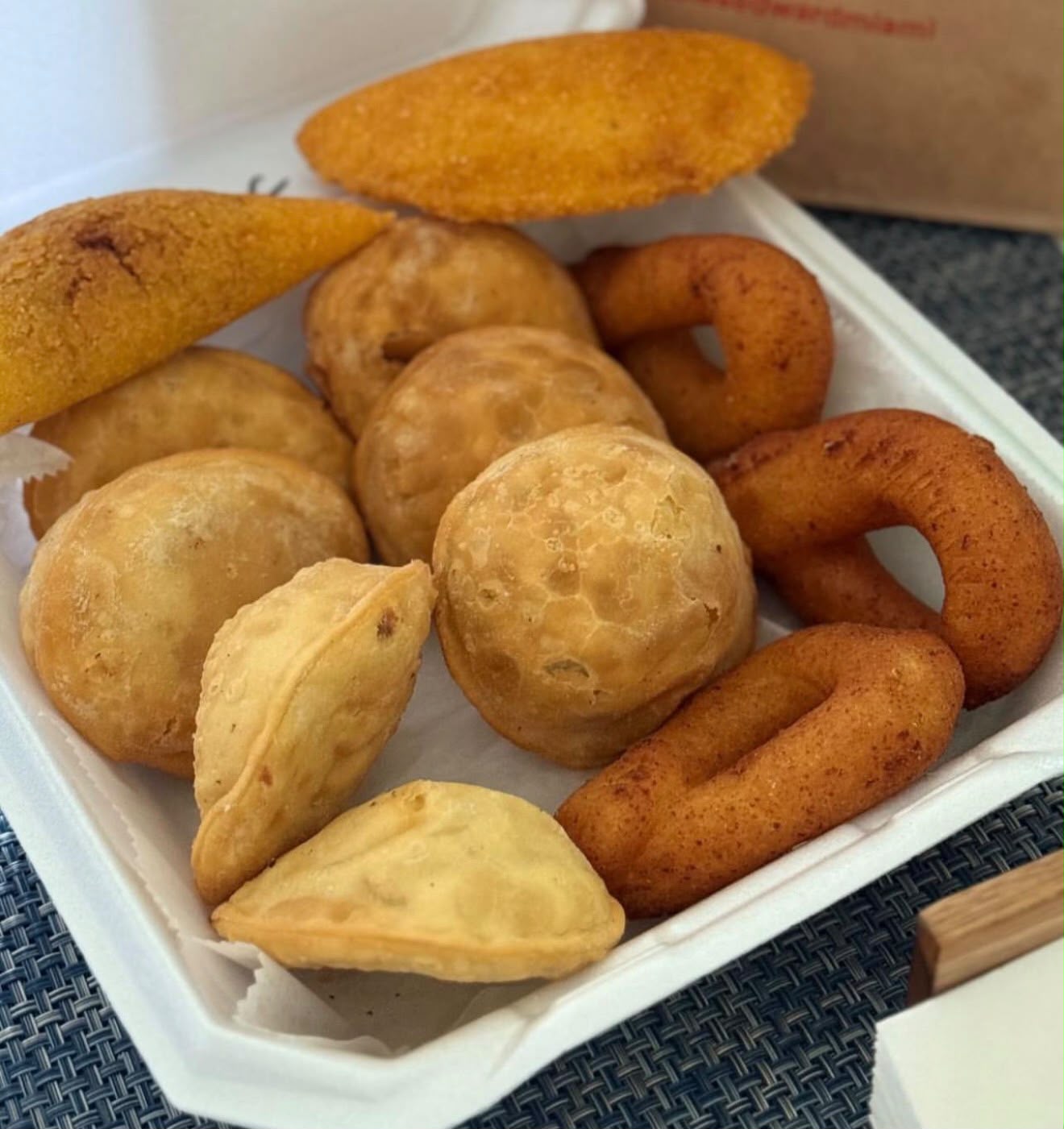 Combo frito de tequeños, tostones y empanaditas