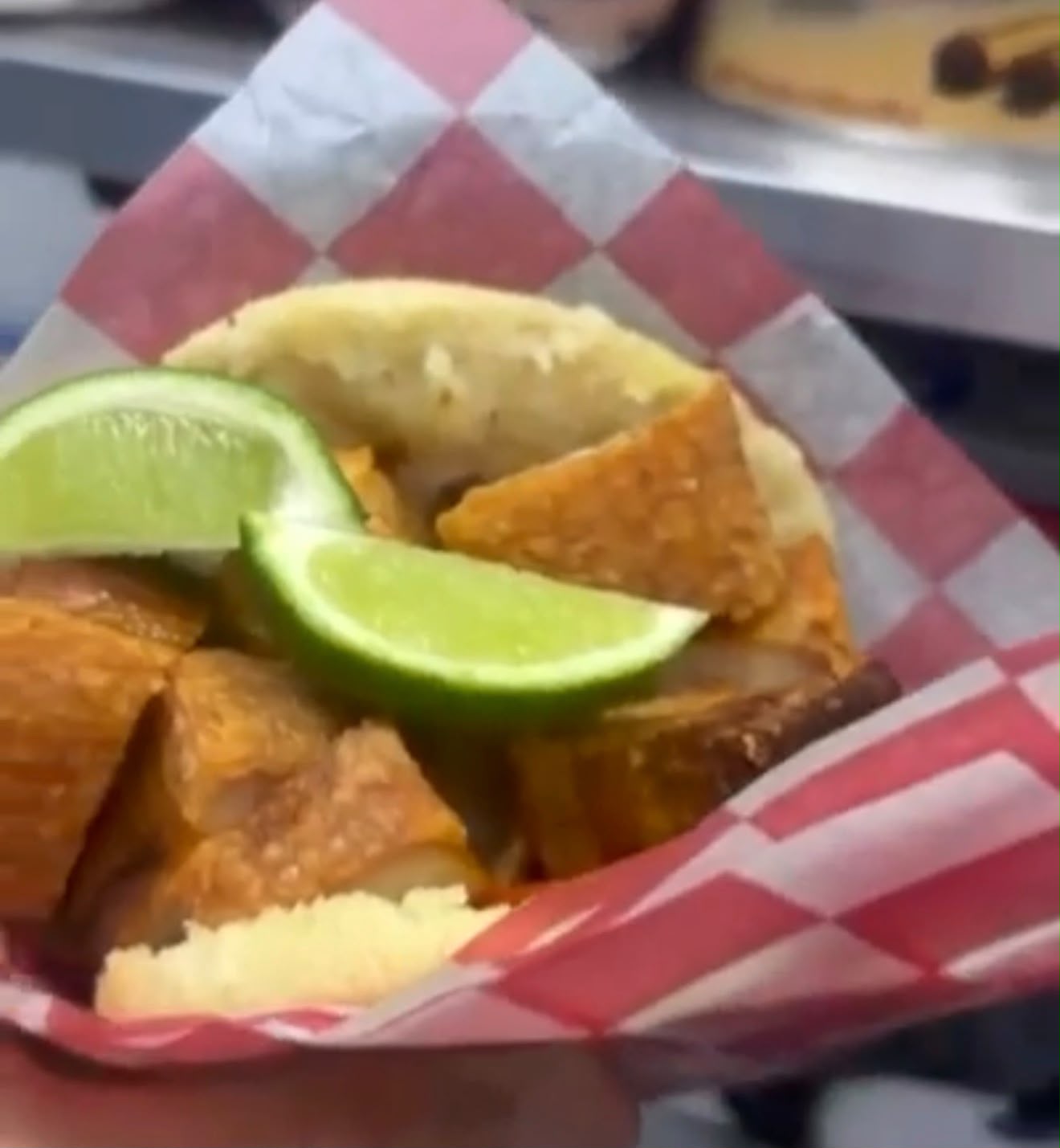 Arepa con chicharrón de pork belly y limón