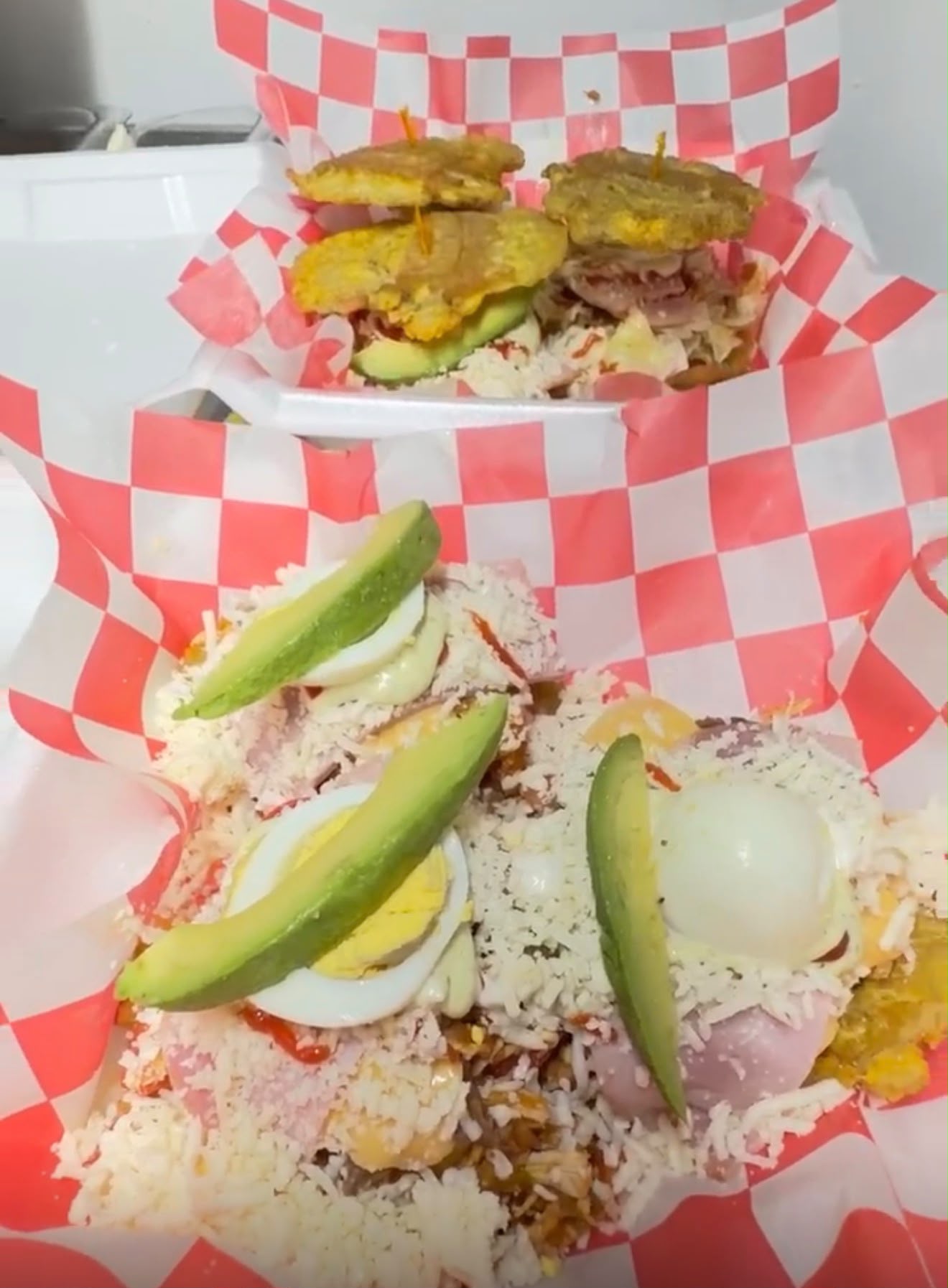 Arepa con tostones, aguacate y huevo