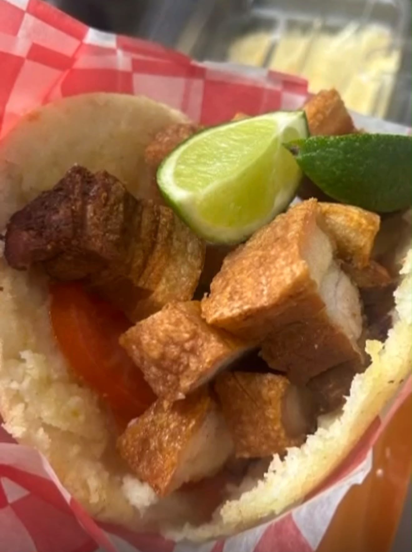 Arepa con pork belly, tomate y limón